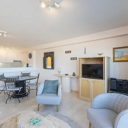 Spacious With Direct Sea View Apartman *