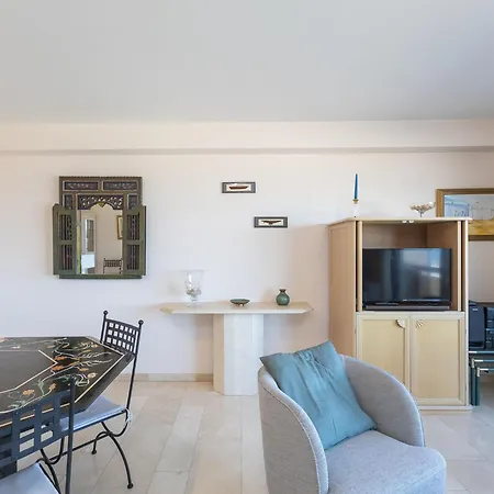 Spacious With Direct Sea View Apartman *