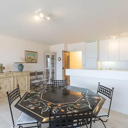 Spacious With Direct Sea View *